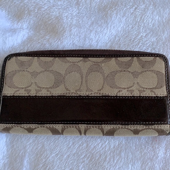 Coach Wallet - Signature Coach with zipper closure multiple credit card holders - Picture 3 of 7